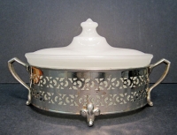 Pyrex Casserole Dish with Lid and Mounter